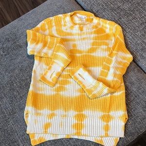 🍎3 for $10!🍎 Yellow Sweater with Thumb Holes in Cup
